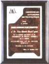 cuadro con placa metlica, escrito en mismo color que la placa metlica con diferentes fondos, puede incluir algn logotipo de empresa o institucin.