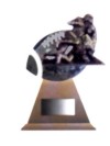 trofeo en forma de baln de futboll americano y figura de metal.