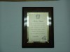 diploma Bisel en placa de aluminio Anodizado de 175 mm x 250 mm, grabado con sus datos, en base de cristal, polister (polyester), o madera, con su logotipo impreso y o grabado