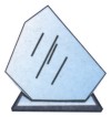 reconocimiento de escritorio de cristal de forma velero de 25 cm, incluye escrito o logo de empresa o institución.