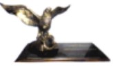 escultura en forma de águila con base de madera para grabado.