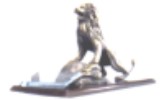 escultura en forma de león, de metal y base para grabado.