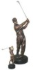 escultura de metal en forma de jugador de beisboll con placa de madera para grabado.